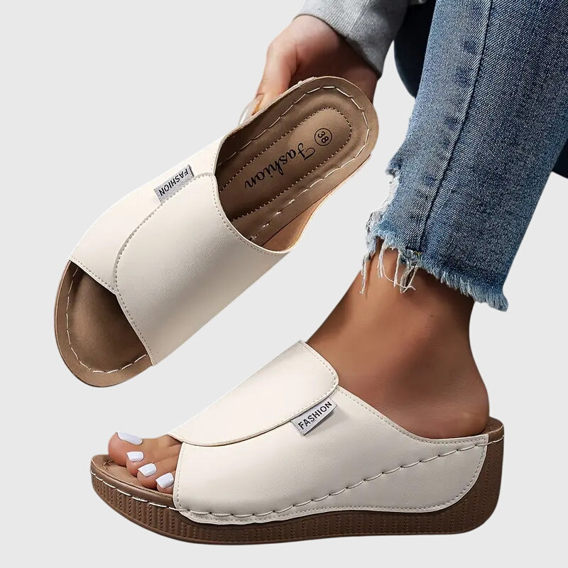 Esther | Ortopediska kilklackade sandaler